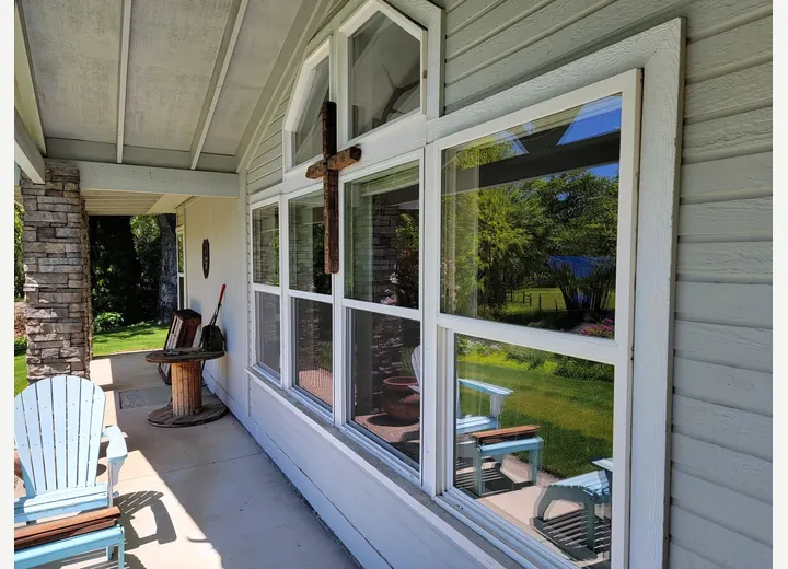 Clean residential windows for a Talent Oregon home